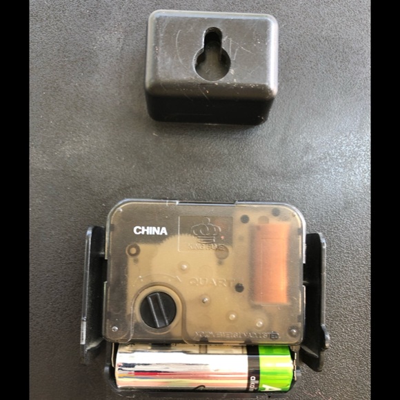 Vintage 90s Disney’s Aladdin & Princess Jasmine Black Rimmed Wall Clock Working! - Picture 4 of 4